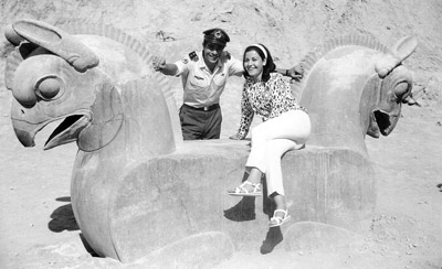 >Pouri Banaei & Behrouz Vossoughi on a film set - 1966
