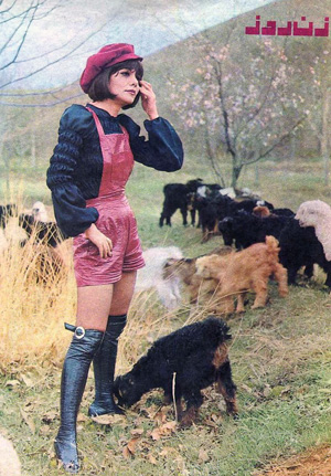 Singer Giti in shorts & boots
