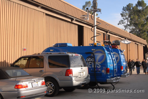 ABC 7 News covering the float decoarations, Pasadena (December 28, 2009) - by QH