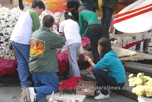 Volunteers working on a float - Pasadena (December 31, 2009) - by QH
