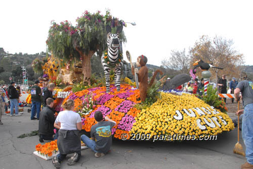Volunteers working on decorations - Pasadena (December 31, 2009) - by QH