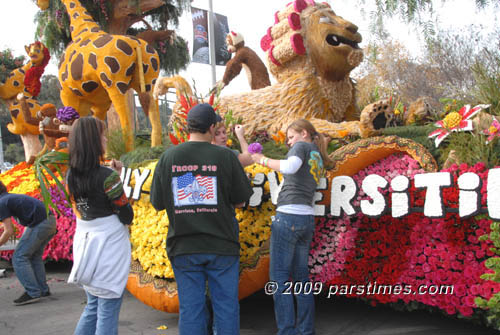 Volunteers working on decorations - Pasadena (December 31, 2009) - by QH
