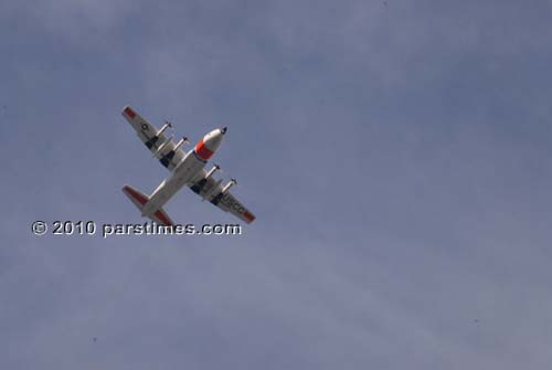 Airplane flying over - Pasadena (December 31, 2010) - by QH