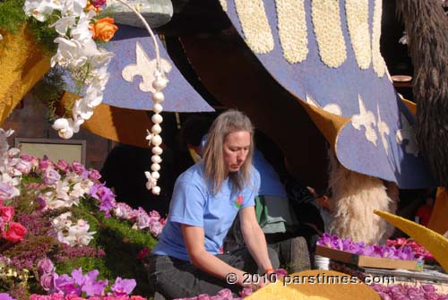 A volunteer working on a float - Pasadena (December 31, 2010) - by QH