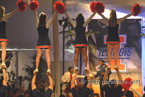 University of Illinois Cheerleaders (December 31, 2007) - by QH