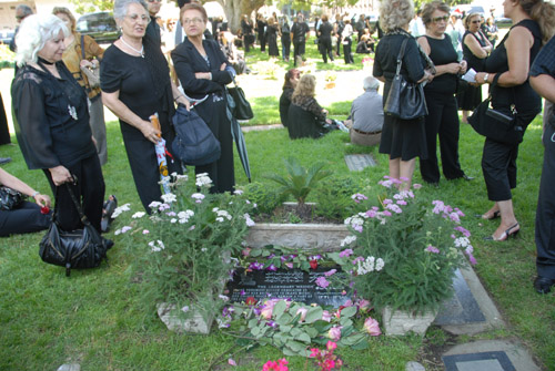 Fans at Haydeh's Tombstone - Westwood (June 29, 2007) - by QH
