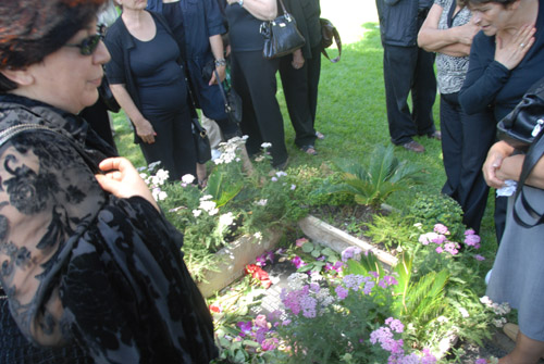 Nadereh Salarpour pays respect to Haydeh   - Westwood (June 29, 2007) - by QH