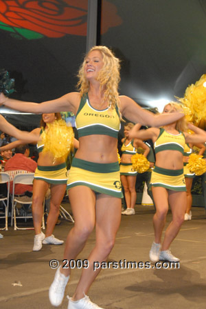 University of Oregon Cheerleaders - Pasadena (December 31, 2009) - by QH