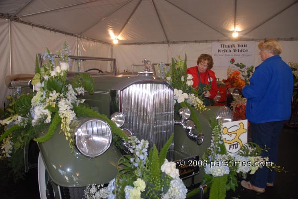 Volunteers Decorating Parade Vintage Cars : 1933, Pierce-Arrow Model 1242 - Pasadena (December 31, 2008) - by QH