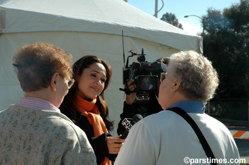 Fox TV interviewing post parade float visitors - Pasadena (January 3, 2006)  - by QH