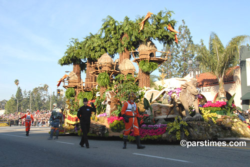 A Star Wars float depicting the planet Naboo - Pasadena (January 1, 2007) - by QH