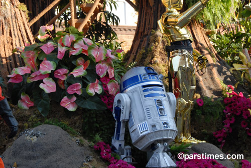 Star Wars characters: C3P0 and R2-D2 - Pasadena (January 1, 2007) - by QH