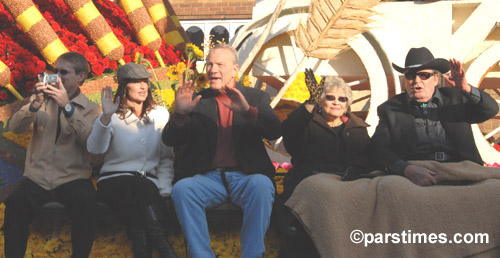 Oklahoma Float: Bart Conner, Nadia Comaneci, OU Head Coach Barry Switzer, Patti Page and James Garner - Pasadena (January 1, 2007) - by QH
