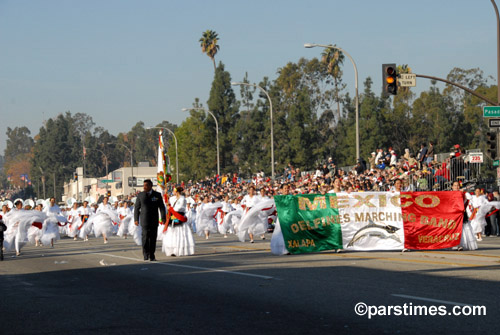 The Delfines Marching Band of the General Secondaria Escuela No. 5 from Veracruz, Mexico - Pasadena (January 1, 2007) - by QH
