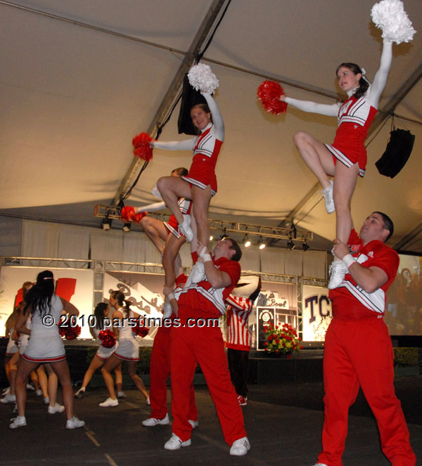University of Wisconsin Cheerleaders - Pasadena (December 31, 2010) - by QH