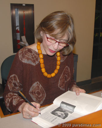Azar Nafisi signing a copy of 'Things I?ve Been Silent About' - LA (January 14, 2009)