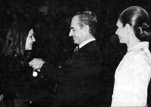 Shah awarding a medal to a female student