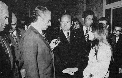 Shah chatting with a university student in Shiraz