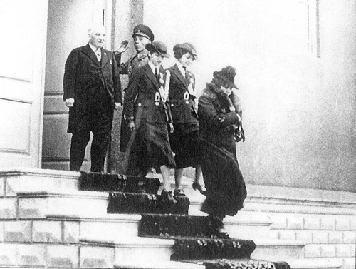 Reza Shah's wife and daughters (Shams & Ashraf)leaving the palace the day after the veil was banned  - January 7, 1936