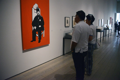 Sara Mashayekh  & Khodadad Rezakhani looking at Nasseredin Shah by Iranian artist Parviz Tanavoli - LA (August 27, 2018) by QH