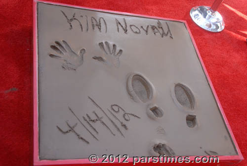 Kim Novak Foot and Hand print - Hollywood (April 14, 2012)