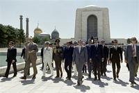 President Nixon visiting the mausoleum of Reza Shah Pahlavi in Tehran. , 05/31/1972
