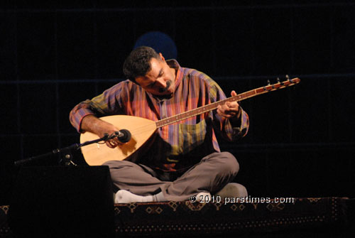 Erdal Erzincan plays the Turkish baglama - LA (July 10, 2010) - by QH