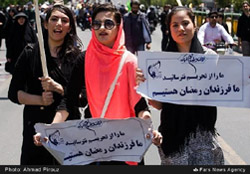 Young women marching - Fars